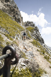 Österreich, Tirol, Frau beim Wandern in den Bergen - FKF03298