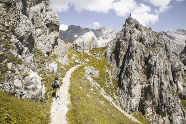 Österreich, Tirol, Frau beim Wandern in den Bergen - FKF03301