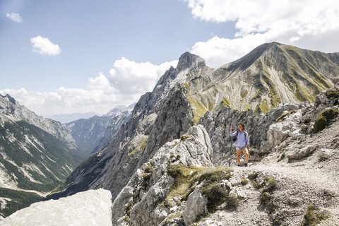 Österreich, Tirol, Frau beim Wandern in den Bergen, lizenzfreies Stockfoto