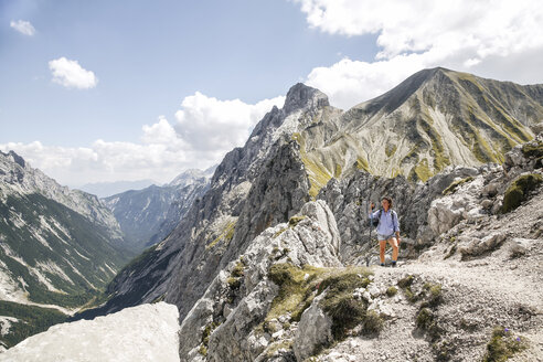 Österreich, Tirol, Frau beim Wandern in den Bergen - FKF03302