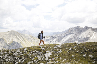 Österreich, Tirol, Frau beim Wandern in den Bergen - FKF03310