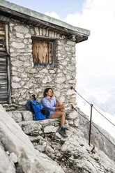 Österreich, Tirol, Frau auf Wandertour rastet auf Berghütte - FKF03314