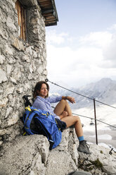 Österreich, Tirol, Frau auf Wandertour rastet auf Berghütte - FKF03317