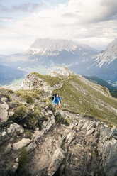 Österreich, Tirol, Frau beim Wandern in den Bergen - FKF03324