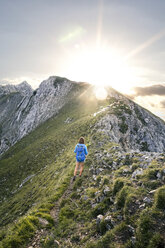 Österreich, Tirol, Frau beim Wandern in den Bergen bei Sonnenuntergang - FKF03335