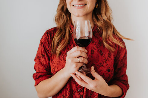 Frau hält ein Glas Wein, weißer Hintergrund - ISF20787