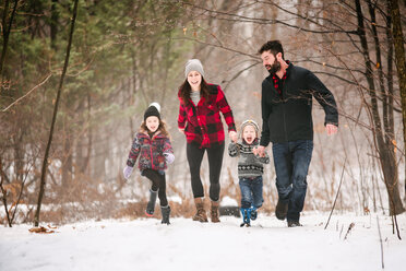 Familie auf Spaziergang in Schneelandschaft - ISF20837