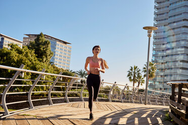 Frau beim Joggen im Stadtpark, Barcelona, Katalonien, Spanien - ISF20869