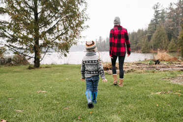 Mutter und Sohn beim Spaziergang am See, Kingston, Ontario, Kanada - ISF20877