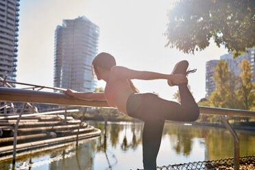 Frau beim Stretching im Stadtpark, Barcelona, Katalonien, Spanien - ISF20897