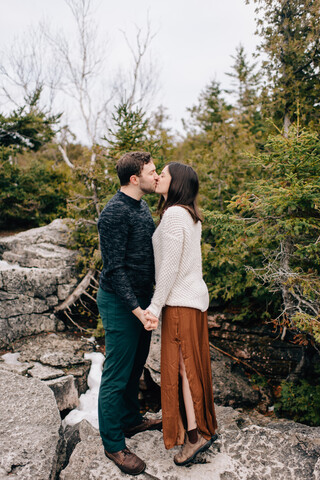 Händchenhaltendes und küssendes Paar, Tobermory, Kanada, lizenzfreies Stockfoto