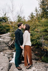 Händchenhaltendes und küssendes Paar, Tobermory, Kanada - ISF20940