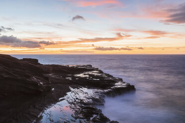 USA, Hawaii, Oahu, Lanai, Pazifischer Ozean bei Sonnenaufgang - FOF10359