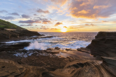 USA, Hawaii, Oahu, Lanai, Pazifischer Ozean bei Sonnenaufgang - FOF10360