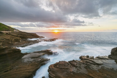 USA, Hawaii, Oahu, Lanai, Pazifischer Ozean bei Sonnenaufgang - FOF10366