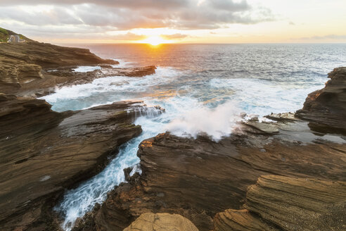 USA, Hawaii, Oahu, Lanai, Pazifischer Ozean bei Sonnenaufgang - FOF10367