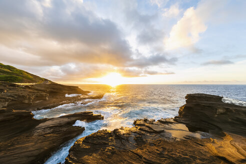 USA, Hawaii, Oahu, Lanai, Pazifischer Ozean bei Sonnenaufgang - FOF10368