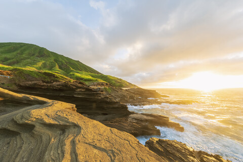 USA, Hawaii, Oahu, Lanai, Pazifischer Ozean, Coco-Krater bei Sonnenaufgang, lizenzfreies Stockfoto