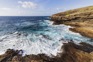 USA, Hawaii, Oahu, Lanai, Pazifischer Ozean bei Sonnenaufgang - FOF10370