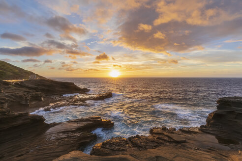 USA, Hawaii, Oahu, Lanai, Pazifischer Ozean bei Sonnenaufgang - FOF10371