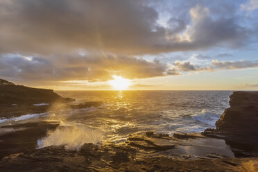 USA, Hawaii, Oahu, Lanai, Pazifischer Ozean bei Sonnenaufgang - FOF10372