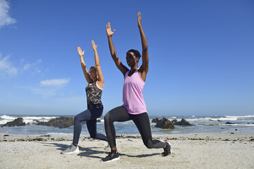Zwei Frauen machen Fitnessübungen am Strand - ECPF00456