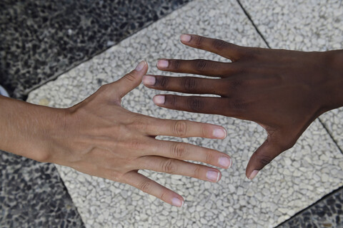 Hände von zwei Frauen, lizenzfreies Stockfoto