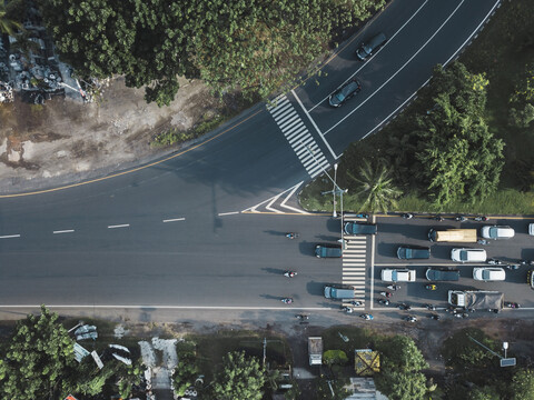 Indonesien, Bali, Sanur, Luftaufnahme von Autos und Motorrädern auf der Straße, lizenzfreies Stockfoto
