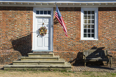 USA, Virginia, Hauseingang im historischen Yorktown, amerikanische Flagge - RUNF01215