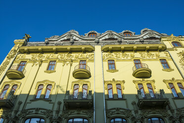 Ukraine, Odessa, gelbe Fassade eines alten Gebäudes - RUNF01235