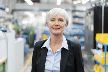 Porträt einer selbstbewussten älteren Geschäftsfrau in einer Fabrik - DIGF05760
