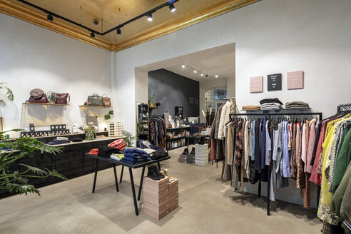 Interieur eines modernen Concept Stores, der Mode ausstellt - PESF01502