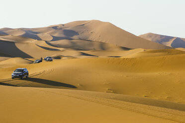 Morocco, desert, off-road vehicles on dune - OCMF00282