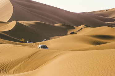 Marokko, Wüste, Geländewagen auf Düne - OCMF00283