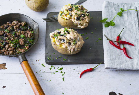 Gebackene Kartoffeln mit Quark, schwarzen Bohnen, Chili und Hackfleisch - PPXF00184