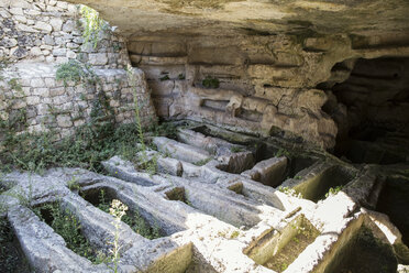 Italien, Sizilien, Provinz Ragusa, Parco Archeologico Forza, Cava d`Ispica, Grotta della Larderia, Felsengräber - MAMF00404