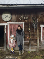 Finnland, Kuopio, Mutter und Tochter im Holzhaus - PSIF00229