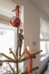 Geschäftsmann-Figur, die zu Hause am Weihnachtsbaum hängt - FLAF00153