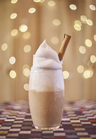 Kaffee mit Sahne mit Bokeh-Lichtern im Hintergrund, lizenzfreies Stockfoto