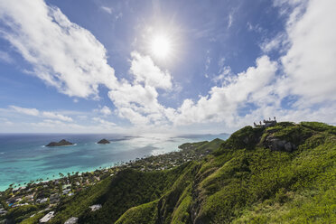 USA, Hawaii, Kailua, Blick auf Twin Islands, Na Mokulua, Bunker und Touristen gegen die Sonne - FOF10378