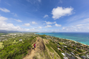 USA, Pazifischer Ozean, Hawaii, Oahu, Kailua, Wanderin auf dem Lanikai Pillbox Trail, Kaiwa RidgeTrail - FOF10379