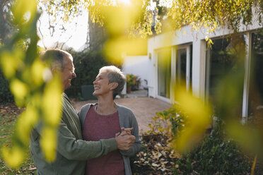 Glückliches, zärtliches Seniorenpaar im Garten - KNSF05503