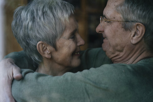 Zärtliches älteres Paar, das sich umarmt - KNSF05524