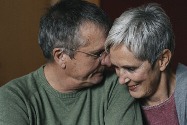 Porträt eines glücklichen, zärtlichen älteren Paares - KNSF05540