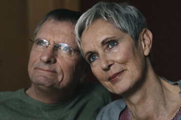 Porträt eines selbstbewussten älteren Paares mit Blick in die Ferne - KNSF05542