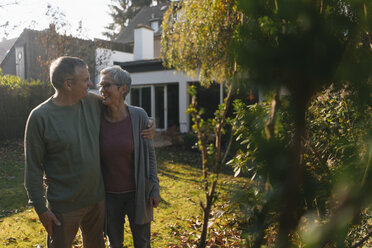 Zärtliches älteres Paar umarmt sich im Garten - KNSF05555