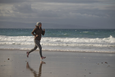 Joggerin am Strand - KBF00492