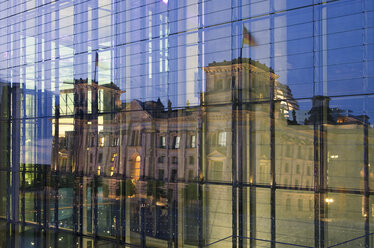 Deutschland, Berlin, Berlin-Mitte, Spiegelung des Reichstagsgebäudes in einer Glasfassade - ALEF00096