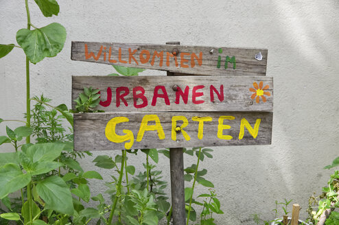 Deutschland, Berlin-Mitte, Willkommensschild zum urbanen Gärtnern - ALEF00097