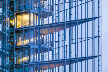 Deutschland, Stuttgart, beleuchtetes Büro in modernem Bürogebäude - WDF05079